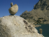 Balanced Rocks Placed by Passing Hikers Lámina fotográfica