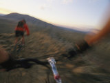 Cyclists Speeding down Dinosaur Rim at Twilight Photographie
