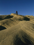 Cyclist Riding over Slick Rock in Oregon Basin Photographie