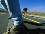 Jim Hall and Mark Youngquist Skateboard down a Paved Road Lámina fotográfica Jim Hall and Mark Youngquist Skateboard down a Paved Road Lámina fotográfica