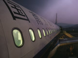 Justin Guariglia - China Southern Airlines Aircraft on the Tarmac at Dusk Fotografická reprodukce Justin Guariglia - China Southern Airlines Aircraft on the Tarmac at Dusk Fotografická reprodukce