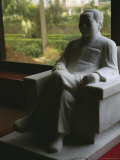 Seated Stone Statue of Mao near a Window Overlooking Nanjie Pósters Seated Stone Statue of Mao near a Window Overlooking Nanjie Pósters