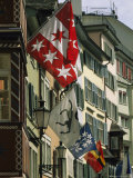 Flags Hang on Buildings along Augustinerstrasse in Zurich Photographie