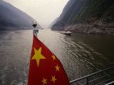 Chinese Flag in the Stern of a Boat on the Yangtze River Lámina fotográfica
