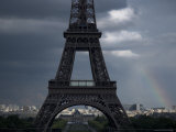 Rainbow Arches Behind the Eiffel Tower Lámina fotográfica por Cotton Coulson