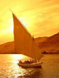 A Felucca Cruises on the Nile River at Sunset Lámina fotográfica A Felucca Cruises on the Nile River at Sunset Lámina fotográfica