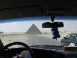 The Pyramid of Cheops as Seen Through the Windshield of a Taxi Lámina fotográfica