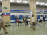 Commuters in One of Beijings Subway Stations Lámina fotográfica