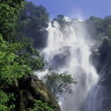 A Tall Waterfall Cascading Over Jagged Rocks Photographie