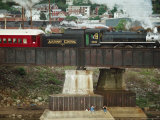 The Allegany Central Excursion Train Chugs Across a Railroad Bridge Lámina fotográfica The Allegany Central Excursion Train Chugs Across a Railroad Bridge Lámina fotográfica