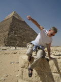 Tourists Explore the Pyramids of Giza Lámina fotográfica