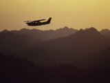 A Cessna 210 Soars Above Olympic National Forests Shelton and Quinault Ranger Districts Photographie par Joel Sartore
