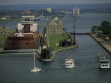 Ore Freighter Rests in a Lock on the St. Mary's River, St. Mary's River, Michigan Lámina fotográfica Ore Freighter Rests in a Lock on the St. Mary's River, St. Mary's River, Michigan Lámina fotográfica