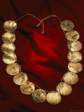 Enlarged Holes in the Golden Discs of a Restored Necklace Indicate Long Wear by the Warrior-Priest Lámina fotográfica por Bill Ballenberg Enlarged Holes in the Golden Discs of a Restored Necklace Indicate Long Wear by the Warrior-Priest Lámina fotográfica por Bill Ballenberg