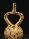 A Ceramic Moche Stirrup Pot Decorated with Battling Warriors Lámina fotográfica por Ira Block A Ceramic Moche Stirrup Pot Decorated with Battling Warriors Lámina fotográfica por Ira Block