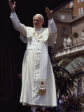 Pope John Paul II Blesses an Audience in St. Peter's Square, Vatican City Lámina fotográfica Pope John Paul II Blesses an Audience in St. Peter's Square, Vatican City Lámina fotográfica