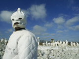 A Prisoner in Protective Clothing Working on a Chain Gang Lámina fotográfica por Bill Curtsinger A Prisoner in Protective Clothing Working on a Chain Gang Lámina fotográfica por Bill Curtsinger