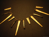 Sheet-Gold Ornaments Confiscated from the Sipan Grave Robbers Assembled as a Contemporary Necklace Lámina fotográfica por Bill Ballenberg Sheet-Gold Ornaments Confiscated from the Sipan Grave Robbers Assembled as a Contemporary Necklace Lámina fotográfica por Bill Ballenberg
