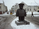 A Statue Playfully Honors an Imaginary Market Policeman Lámina fotográfica por Cotton Coulson
