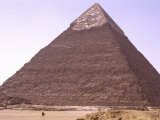 Camel Riders Give Scale to the Monumental Chephren Pyramid at Giza Lámina fotográfica
