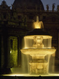 Fountain outside Saint Peter's Basilica, Vatican City Impressão fotográfica por James L. Stanfield Fountain outside Saint Peter's Basilica, Vatican City Impressão fotográfica por James L. Stanfield