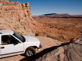 A Sport Utility Vehicle Maneuvers a Tight Corner on a Dirt Trail, Capitol Reef National Park, Utah Photographie par Taylor S. Kennedy