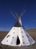 Tipi on Hiking Trail, Ulm Pishkun State Park, Montana, USA Photographie par Connie Ricca