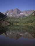 The Maroon Bells Look at Themselves in the Reflection of the Lake, Aspen, Colorado Lámina fotográfica The Maroon Bells Look at Themselves in the Reflection of the Lake, Aspen, Colorado Lámina fotográfica