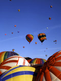 Hot Air Balloons on the Ground and in the Air in Albuquerque, New Mexico, USA Photographie par Bill Bachmann