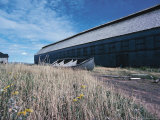 Rickety Old Wooden Boat Between Two Barns Photographie