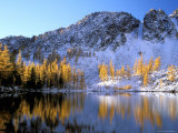 Golden Larch Trees and Sawtooth Ridge, Upper Eagle Lake, Okanogan National Forest, Washington, USA Photographie
