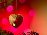 Precious Gold Heart Decoration Dangling from Christmas Tree Photographie
