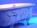 Chipped and Cracked Antique Clawfoot Bathtub Photographie