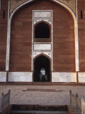 Red Brick Door of Synagogue in Delhi, India Lámina fotográfica
