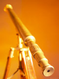 Antique Brass Telescope in Orange Light Lámina fotográfica Antique Brass Telescope in Orange Light Lámina fotográfica