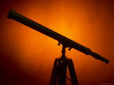 Silhouette of Telescope in Orange Light Lámina fotográfica Silhouette of Telescope in Orange Light Lámina fotográfica