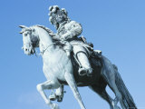 Statue of King Louis Xiv at the Palace of Versailles Against Blue Sky Photographie