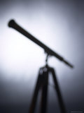 Silhouette of Telescope in Orange Light Lámina fotográfica Silhouette of Telescope in Orange Light Lámina fotográfica