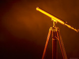 Antique Brass Telescope in Orange Light Lámina fotográfica Antique Brass Telescope in Orange Light Lámina fotográfica