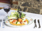 Elegant Glass of Red Wine Beside Tasty Gourmet Salad Fotografisk tryk