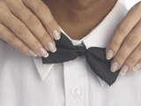 Woman's Hands Fixing a Bow Tie Lámina fotográfica Woman's Hands Fixing a Bow Tie Lámina fotográfica