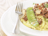 Fork Beside Snow Pea on Pasta Dish Lámina fotográfica