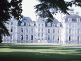 View of Gray Mansion Through Tree Branches Lámina fotográfica View of Gray Mansion Through Tree Branches Lámina fotográfica