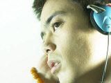 Youth Listening to Music on Headphones Lámina fotográfica Youth Listening to Music on Headphones Lámina fotográfica