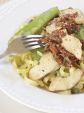 Silver Fork Beside Plate of Tasty Pasta with Sun Dried Tomatoes and Chicken Fotografisk tryk Silver Fork Beside Plate of Tasty Pasta with Sun Dried Tomatoes and Chicken Fotografisk tryk