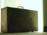Brown Antique Suitcase Covered in Travel Stickers Lámina fotográfica Brown Antique Suitcase Covered in Travel Stickers Lámina fotográfica