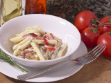 Fork Beside Bowl of Pasta and Tomatoes Lámina fotográfica Fork Beside Bowl of Pasta and Tomatoes Lámina fotográfica
