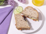 Sandwich and Juice on Table with Purple Flowers Lámina fotográfica Sandwich and Juice on Table with Purple Flowers Lámina fotográfica