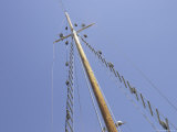 Sailboat Mast Against Blue Sky Lámina fotográfica Sailboat Mast Against Blue Sky Lámina fotográfica