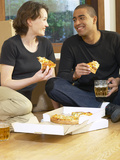 Couple Eating Pizza and Drinking Beer on Moving Day Lámina fotográfica Couple Eating Pizza and Drinking Beer on Moving Day Lámina fotográfica